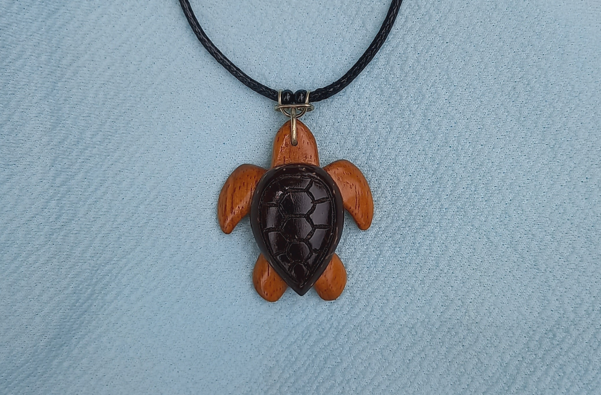 Collar tortuga en coco y madera